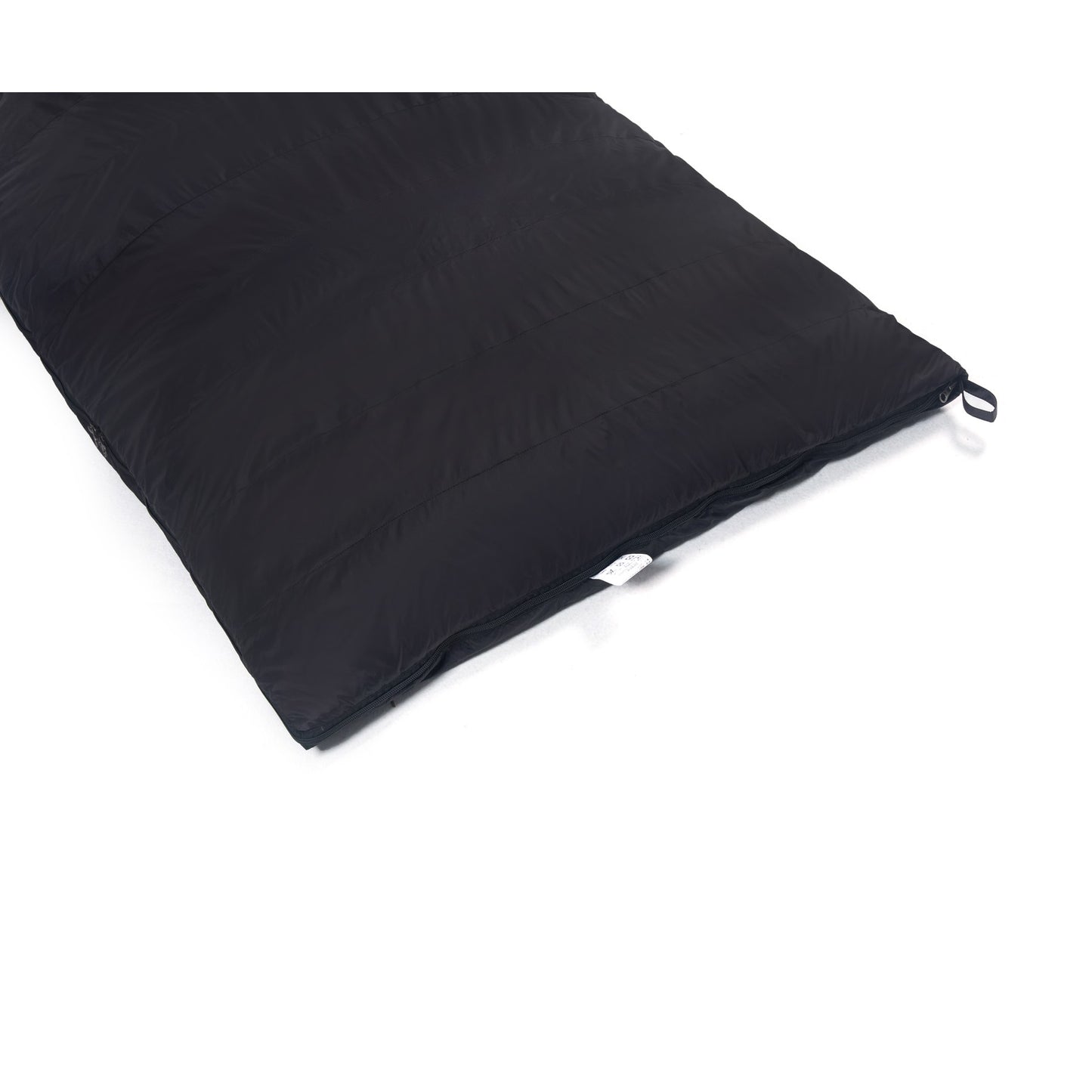 Black outer shell and foot-end zipper on QEZER rectangular down sleeping bag