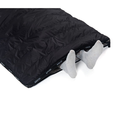 Foot ventilation opening on QEZER black rectangular sleeping bag
