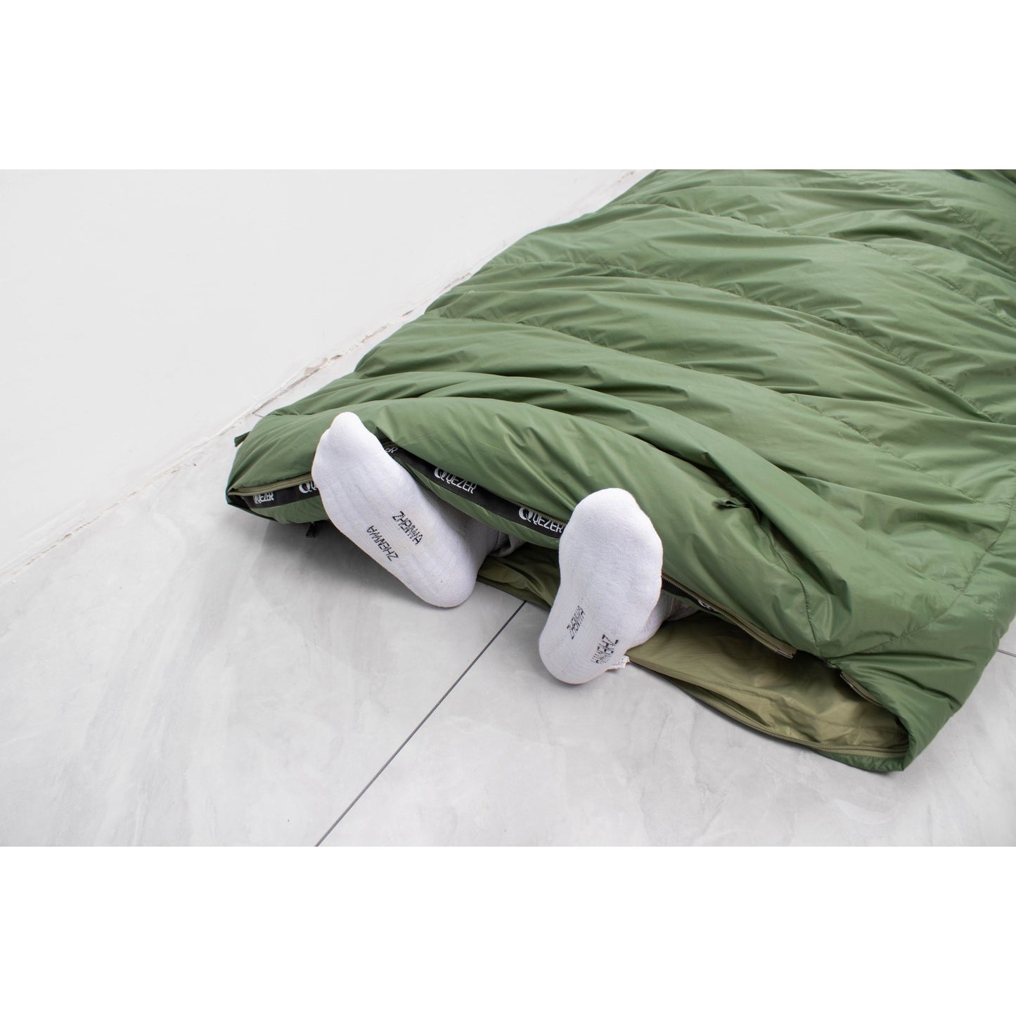 Foot zipper ventilation on QEZER XL sleeping bag with feet extending outside