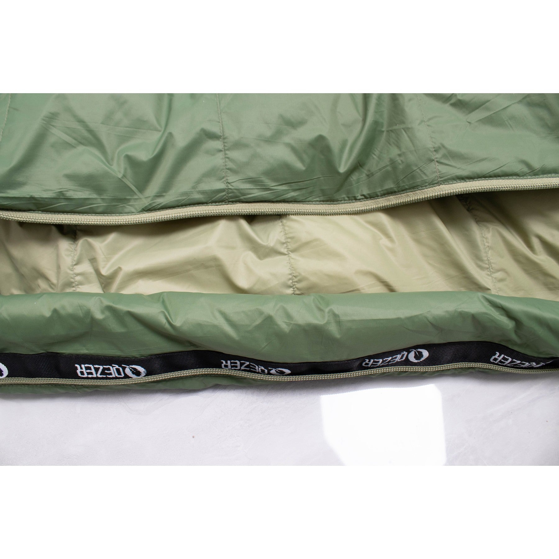 Open side zipper and inner lining on QEZER green oversized sleeping bag