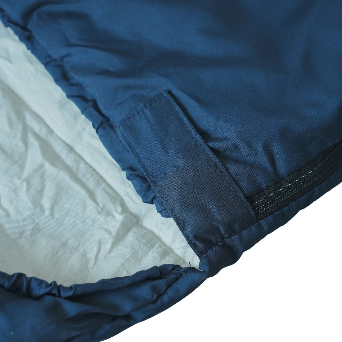 Padded zipper draft flap and white lining on QEZER deep blue sleeping bag