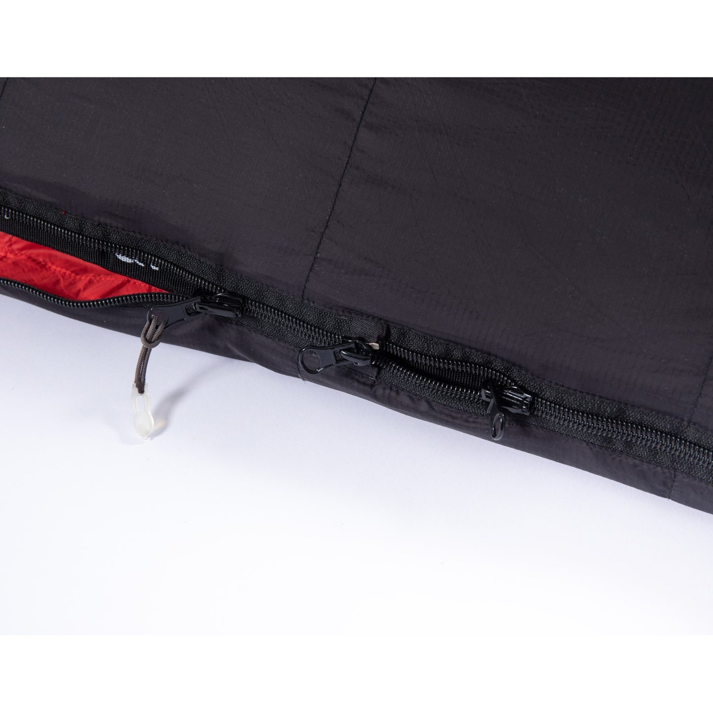 Two-way side zipper and foot-end opening on a QEZER rectangular sleeping bag